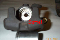 Geöffneter Bremssattel mit Kolben