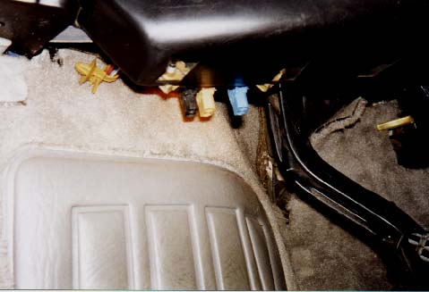 Diagnosestecker im Fahrerfußraum des Audi 100/200 Typ 44 mit Markierung der Plus- und Minusanschlüsse