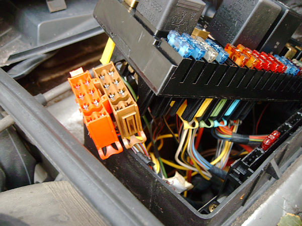 Zentralelektrik – Stecker entriegeln