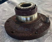 Audi V8 Achswellenflansch mit montiertem Magnetring für den Geschwindigkeitsgeber